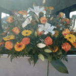 bouquets a l arriere corbillard