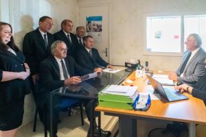 fleurs dans un vase dans un cimetiere