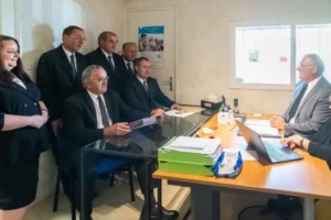 Rendez-vous dans un bureau de pompes funèbres pour l'organisation d'obsèques.