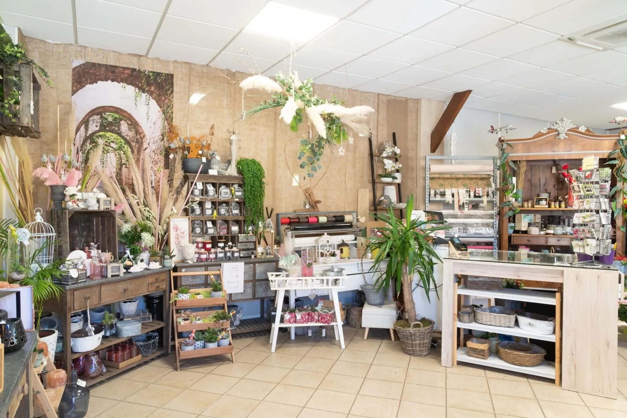 Intérieur d'une boutique d'artisan fleuriste proposant décorations et plantes.