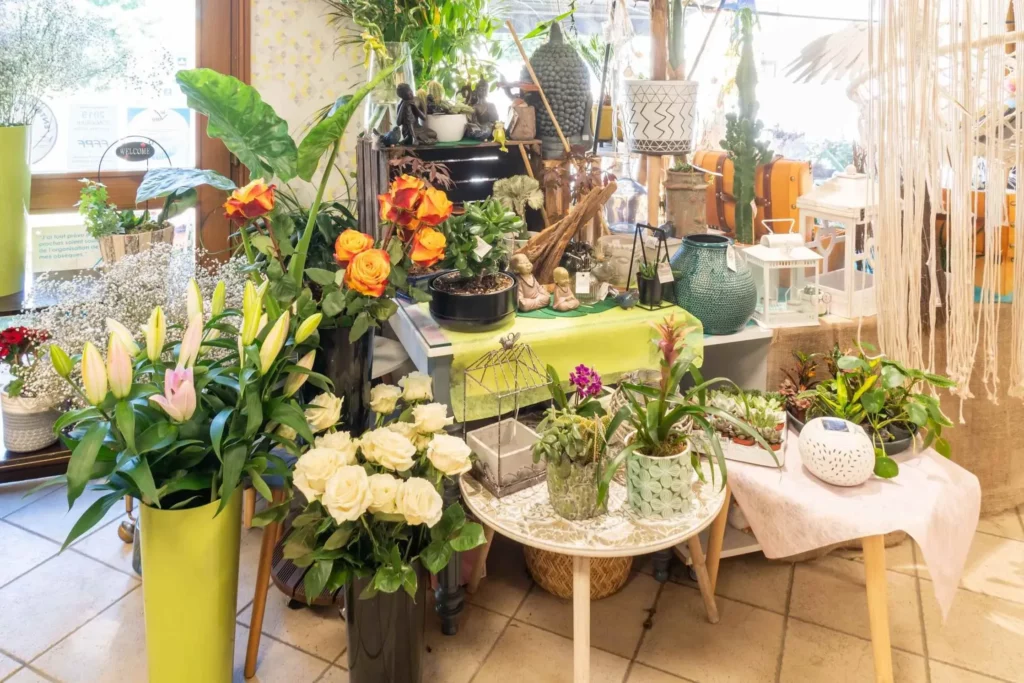 Sélection de fleurs fraîches et plantes vertes chez un fleuriste.