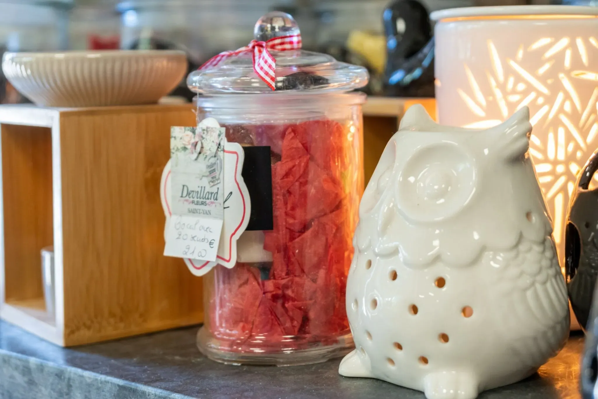 Objets de décoration en céramique et senteurs exposés en boutique.