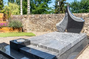 fleurs dans un vase dans un cimetiere